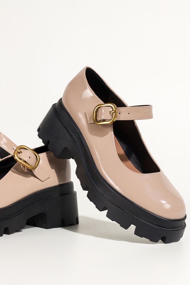 Beżowe półbuty damskie lakierowane Mary Jane z paskiem czarna bieżnikowana platforma Carla S986