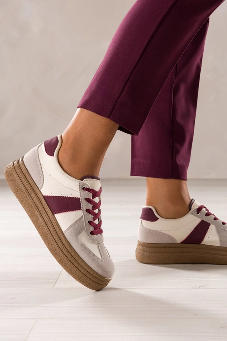 Beżowe sneakersy damskie buty sportowe na beżowej platformie bordowe wstawki sznurowane Carla YO464