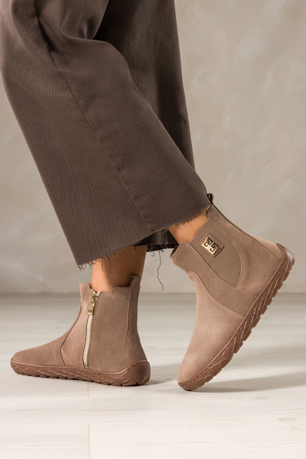 Ciemnobeżowe botki barefoot skórzane damskie szerokie na elastycznej płaskiej podeszwie złota ozdoba guma w cholewce PRODUKT POLSKI Casu 69925