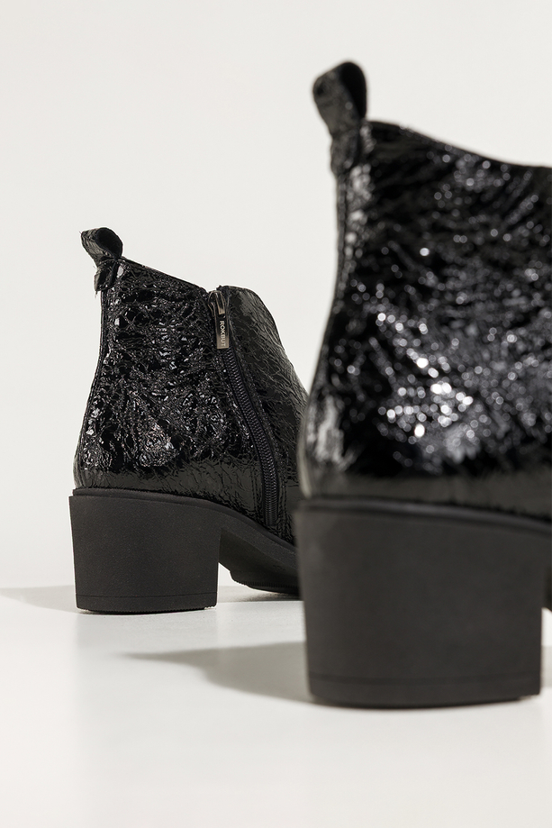 Czarne botki skórzane damskie lakierowane z wzorem obcas klocek szeroka elastyczna guma na przodzie PRODUKT POLSKI Casu 376