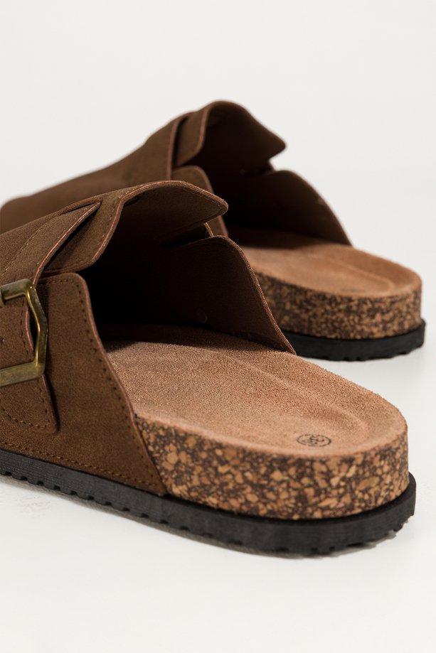 Czekoladowe klapki damskie na profilowanej płaskiej podeszwie pasek ze złotą klamrą Carla KH66K