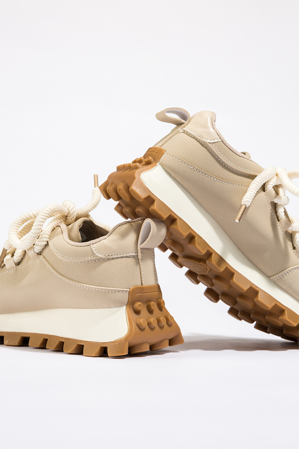 Beżowe sneakersy damskie na bieżnikowanej platformie gruba sznurówka Carla 24898