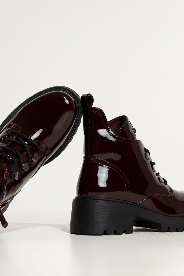 Bordowe botki damskie lakierowane na bieżnikowanej platformie ozdobny owad na języku sznurowane Casu NW2399-6