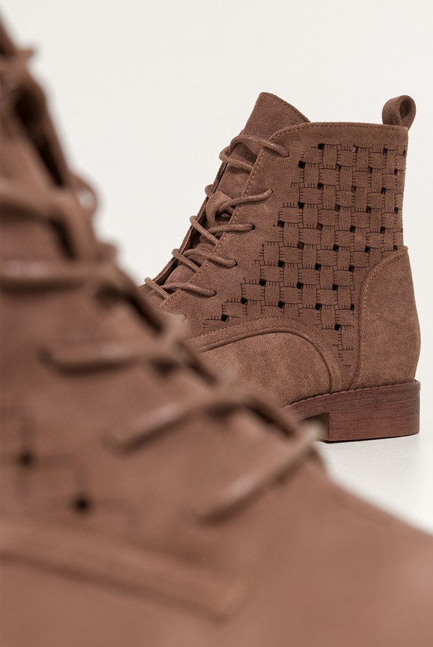 Brązowe botki damskie płaskie ażurowa cholewka sznurowane Carla S7474-6