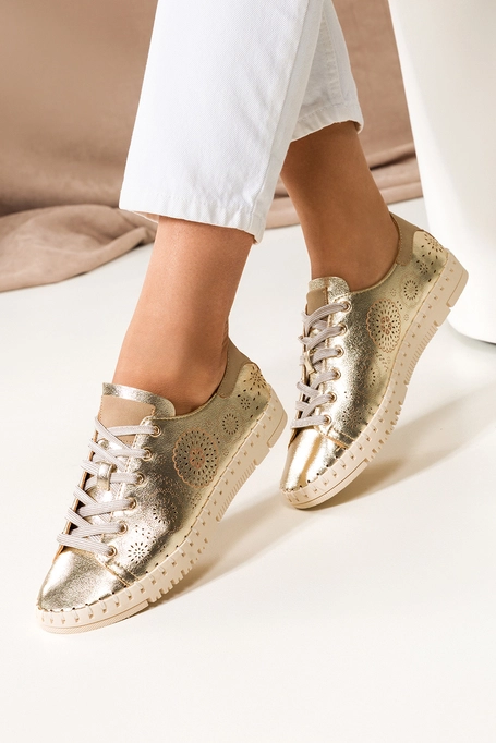 Złote sneakersy damskie buty sportowe ażurowe z elastyczną żłobioną podeszwą sznurowane Carla MD7588-3