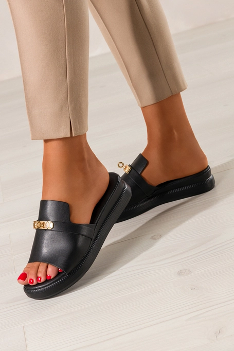 Czarne klapki damskie zabudowane na platformie złota ozdoba Carla 6425-1