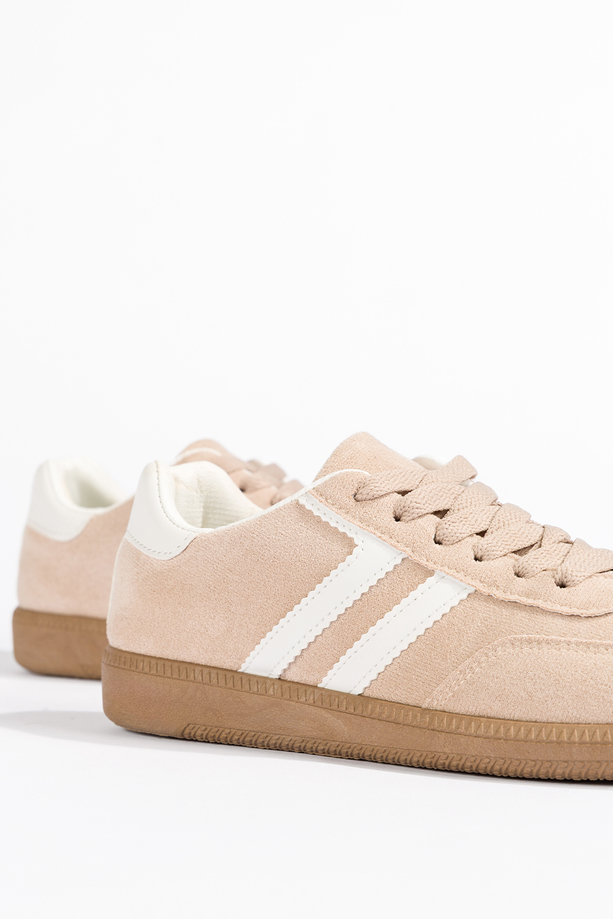 Beżowe sneakersy damskie buty sportowe na elastycznej płaskiej podeszwie podwójne sznurówki białe wstawki Casu B-6610