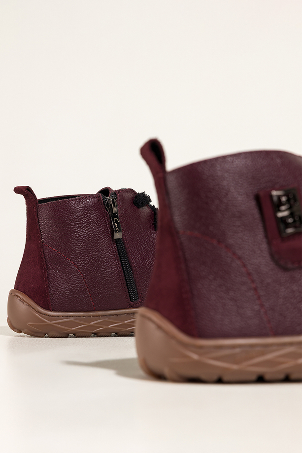 Bordowe botki barefoot skórzane damskie szerokie na elastycznej płaskiej podeszwie stalowa ozdoba puszyste sznurówki PRODUKT POLSKI Casu 69928