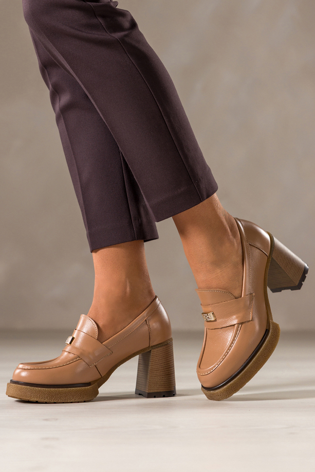 Camelowe mokasyny skórzane damskie na szerokim klocku złota ozdoba PRODUKT POLSKI Casu 79830