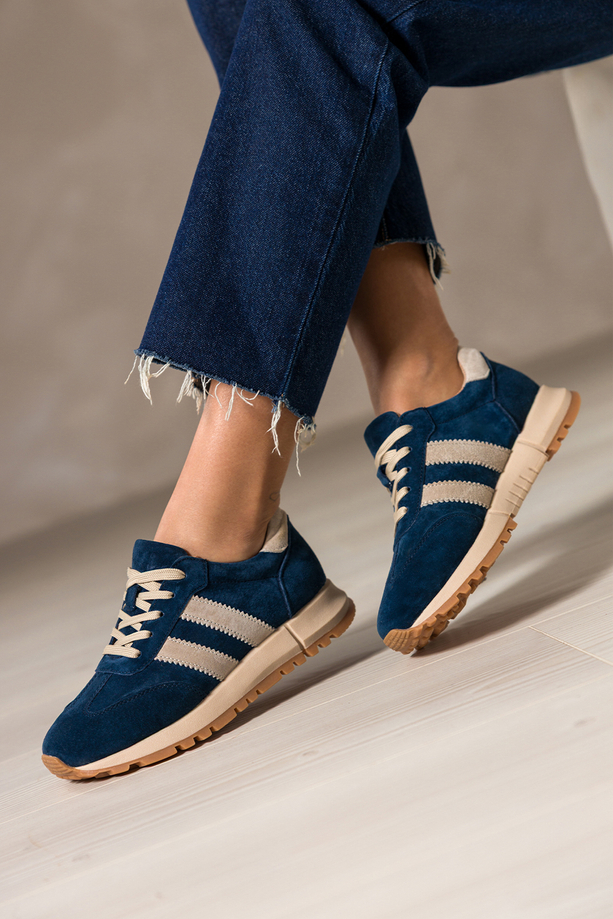 Granatowe sneakersy skórzane damskie buty sportowe na bieżnikowanej platformie beżowe wstawki sznurowane Carla TW-OC8919