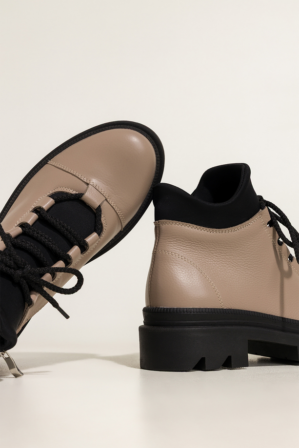 Beżowe botki skórzane damskie na bieżnikowanej podeszwie sznurowane PRODUKT POLSKI Casu A099