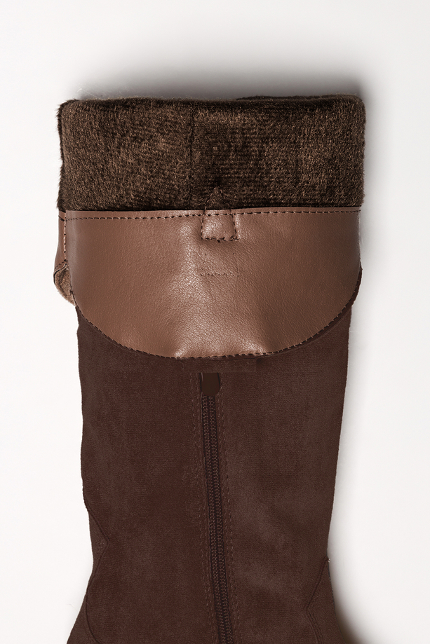 Czekoladowe kozaki damskie kowbojki z szeroką cholewką na ściętym klocku Casu 0361