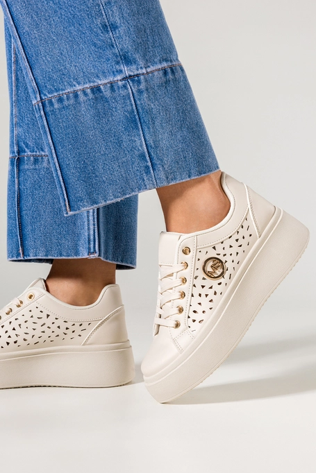 Beżowe sneakersy damskie na platformie ażurowa cholewka złota ozdoba sznurowane Carla LH201-8