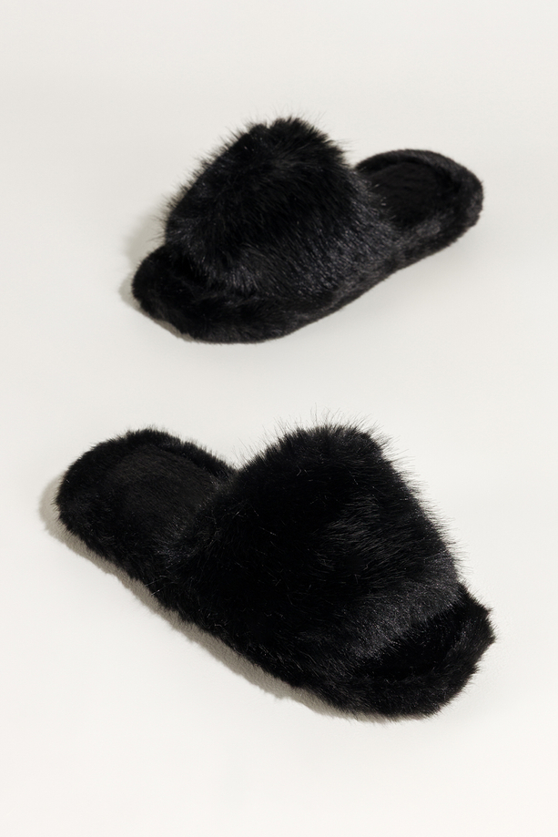 Czarne kapcie damskie obuwie domowe futrzane szeroki pasek z futerkiem Casu UO960