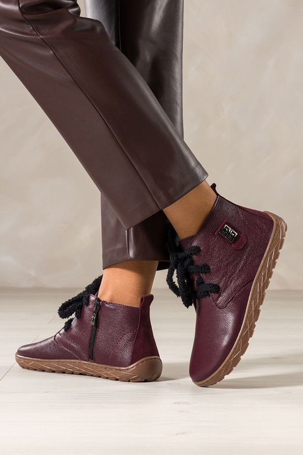 Bordowe botki barefoot skórzane damskie szerokie na elastycznej płaskiej podeszwie stalowa ozdoba puszyste sznurówki PRODUKT POLSKI Casu 69928