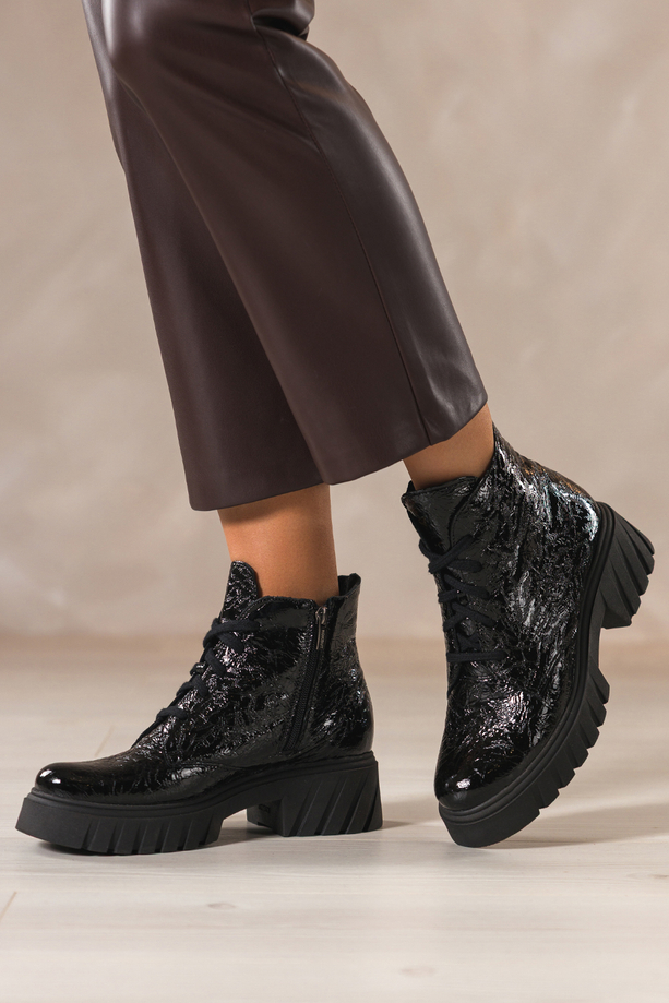 Czarne botki skórzane damskie lakierowane z wzorem bieżnikowana platforma sznurowane PRODUKT POLSKI Casu 377