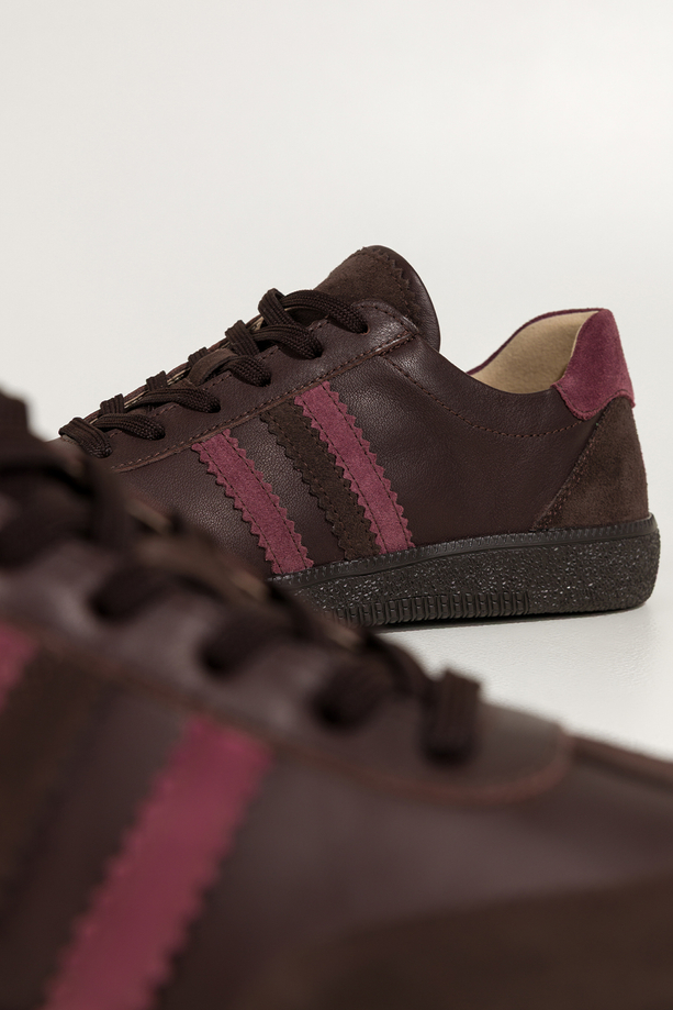 Czekoladowe sneakersy skórzane damskie buty sportowe na elastycznej podeszwie bordowe wstawki sznurowane PRODUKT POLSKI Casu M8765H7