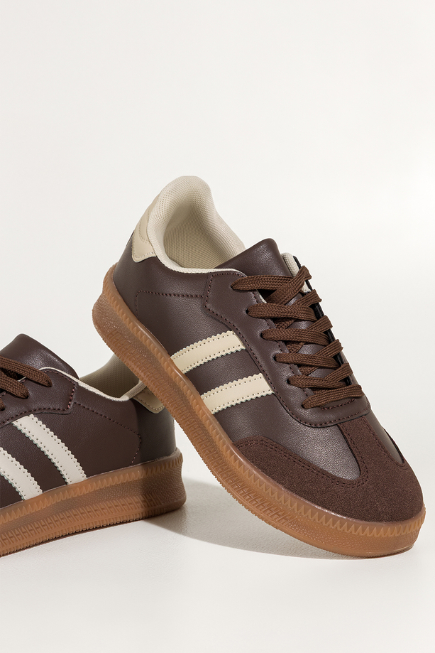 Czekoladowe sneakersy damskie buty sportowe na platformie beżowe wstawki sznurowane Casu 75985