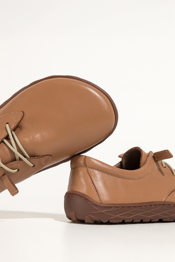 Camelowe buty barefoot skórzane damskie szerokie na elastycznej płaskiej podeszwie elastyczne jasnobeżowe sznurówki PRODUKT POLSKI Casu 89810