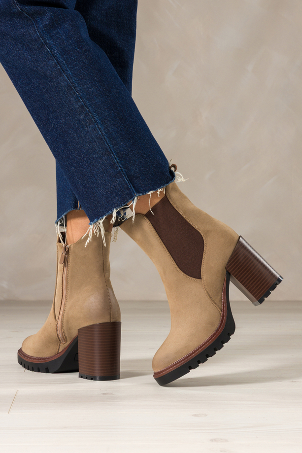 Beżowe botki damskie na szerokim słupku brązowa guma w cholewce Carla N260