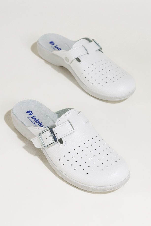 Białe klapki damskie Inblu sanitarne medyczne skórzana wkładka pasek ze srebrną klamrą ZV999998