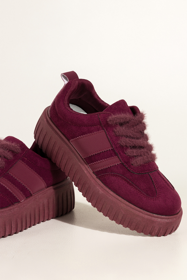 Bordowe sneakersy damskie buty sportowe na żłobionej platformie z futrzaną sznurówką Casu KX696