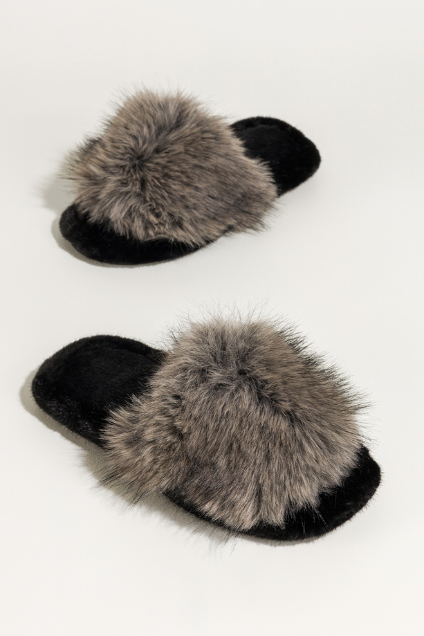 Ciemnoszare kapcie damskie obuwie domowe futrzane szeroki pasek z długim włosiem Casu UO965