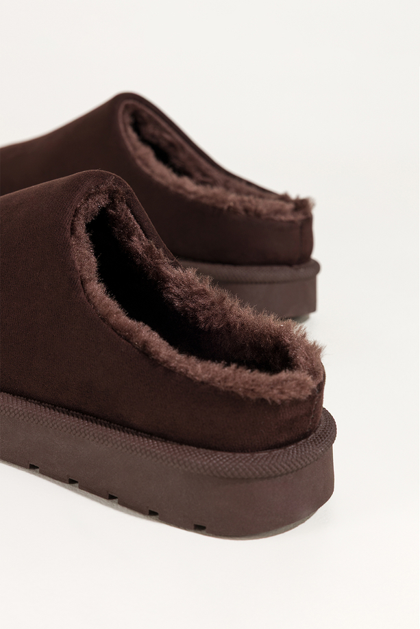 Czekoladowe kapcie damskie z futerkiem na żłobionej platformie Casu Y-116