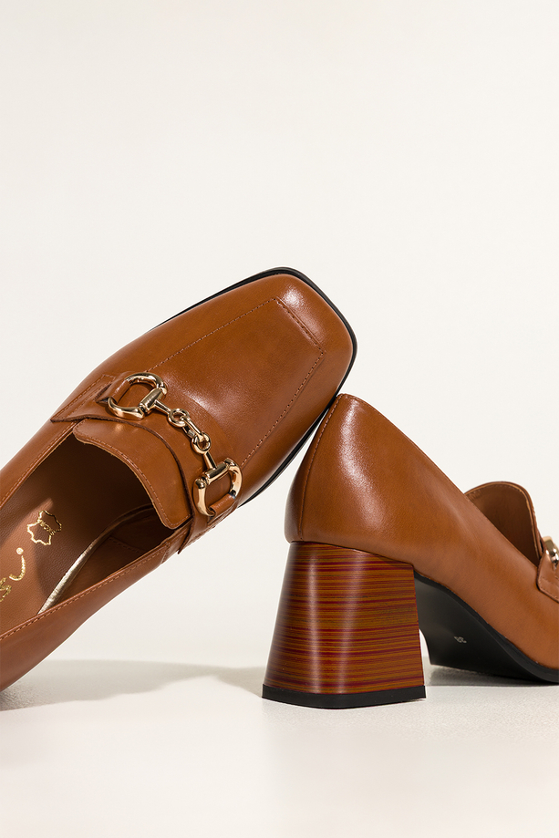 Camelowe mokasyny skórzane damskie na ozdobnym klocku złota sprzączka PRODUKT POLSKI Casu 7317-819