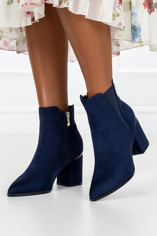 Granatowe botki damskie z gumą na ozdobnym obcasie Casu D212X10-N