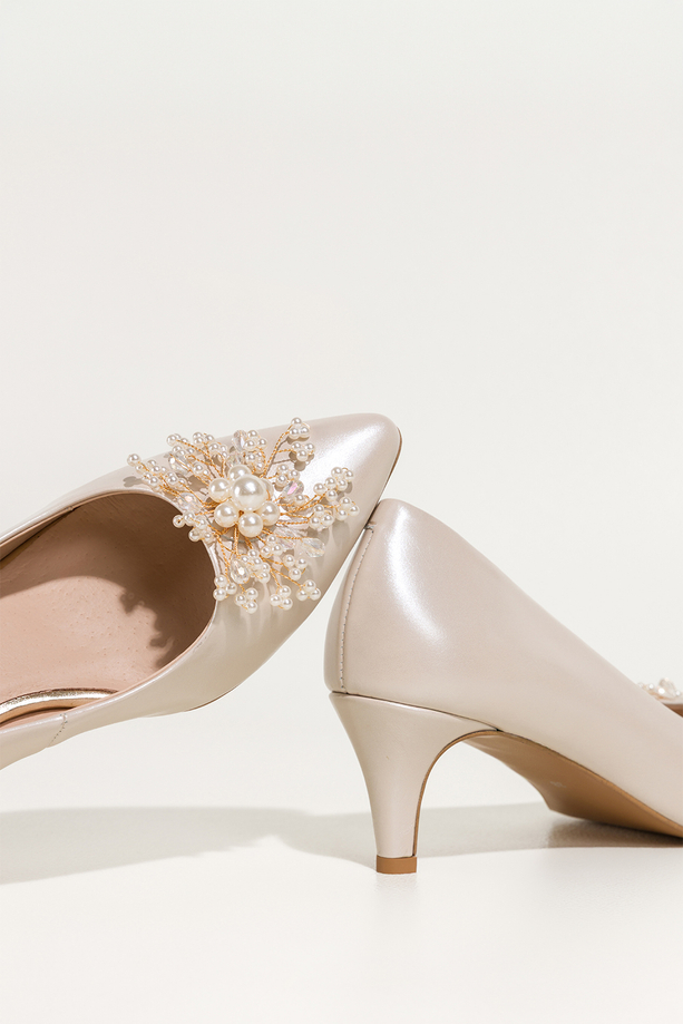 Beżowe czółenka skórzane damskie z perłową powłoką ozdoba z perełek i kryształków PRODUKT POLSKI Casu 6923-853