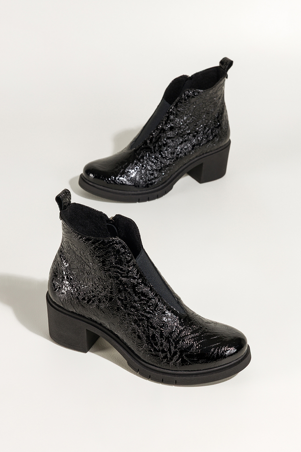 Czarne botki skórzane damskie lakierowane z wzorem obcas klocek szeroka elastyczna guma na przodzie PRODUKT POLSKI Casu 376