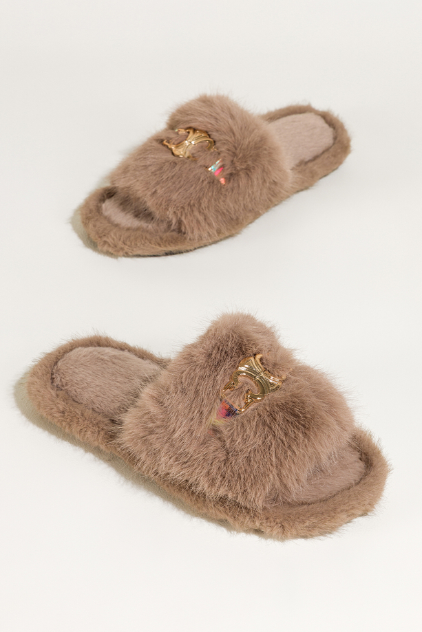 Ciemnobeżowe kapcie damskie obuwie domowe futrzane szeroki pasek ze złotą ozdobą Casu UO961