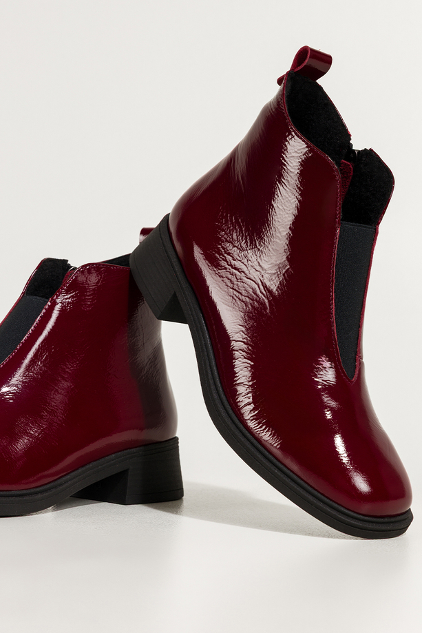 Bordowe botki skórzane damskie lakierowane na niskim obcasie wycięta cholewka z elastyczną gumą PRODUKT POLSKI Casu 380
