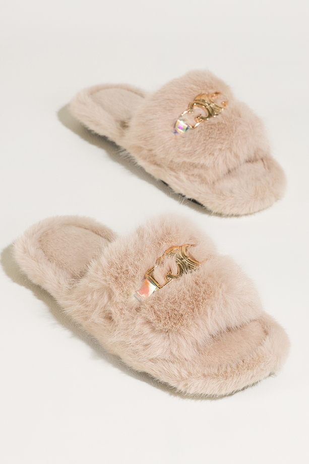 Jasnobeżowe kapcie damskie obuwie domowe futrzane szeroki pasek ze złotą ozdobą Casu UO961