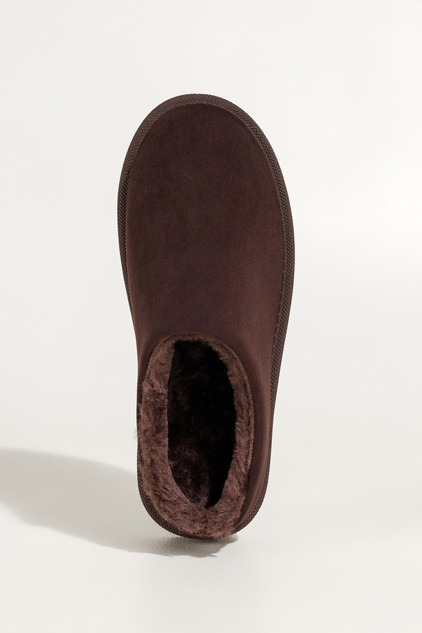 Czekoladowe kapcie damskie z futerkiem na żłobionej platformie Casu Y-116