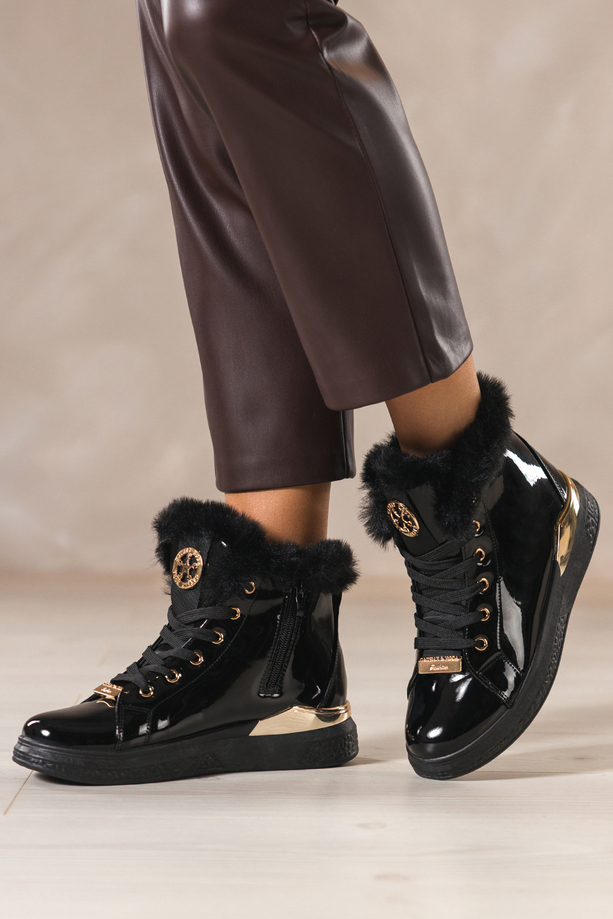 Czarne botki damskie lakierowane platforma ze złotym akcentem złota ozdoba na języku sznurowane Casu 6992-87