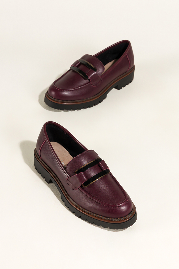 Bordowe mokasyny skórzane damskie Sergio Leone na bieżnikowanej podeszwie czarna ozdoba na cholewce NP74833-H