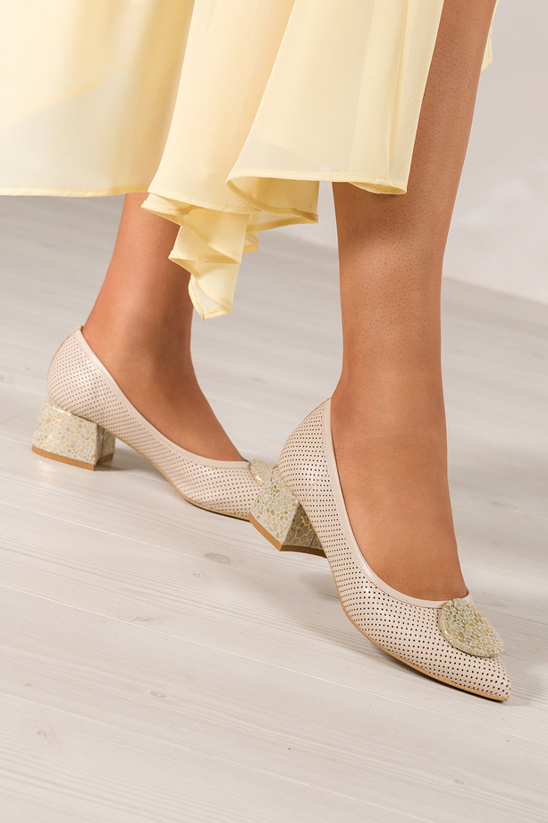 Beżowe czółenka skórzane damskie ażurowe na klocu z ozdobą  PRODUKT POLSKI Casu 02207-535-2731