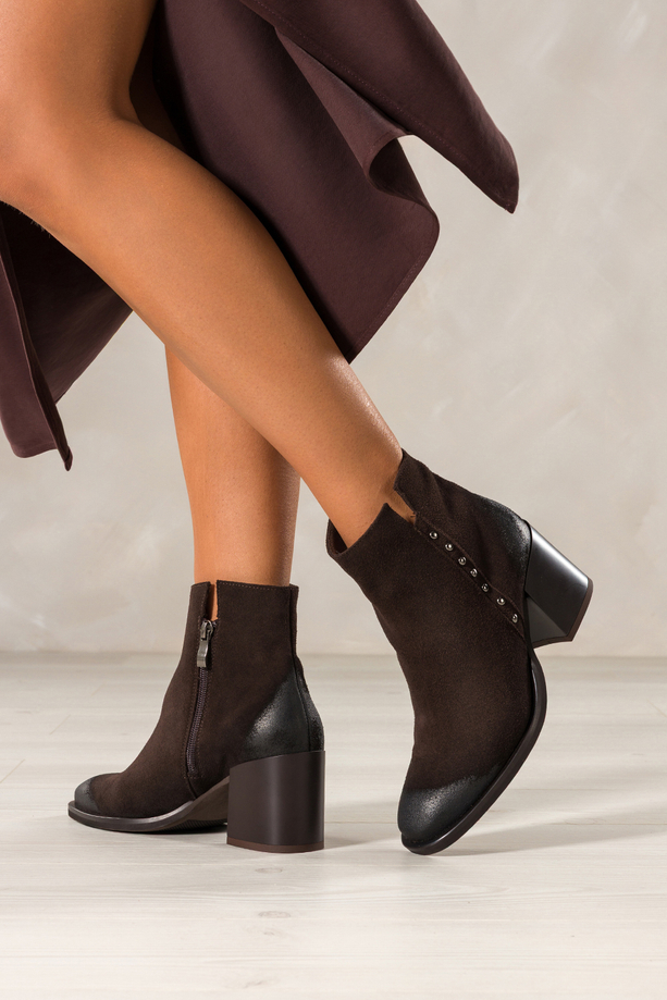 Czekoladowe botki skórzane damskie na szerokim słupku nity na cholewce PRODUKT POLSKI Casu 8863
