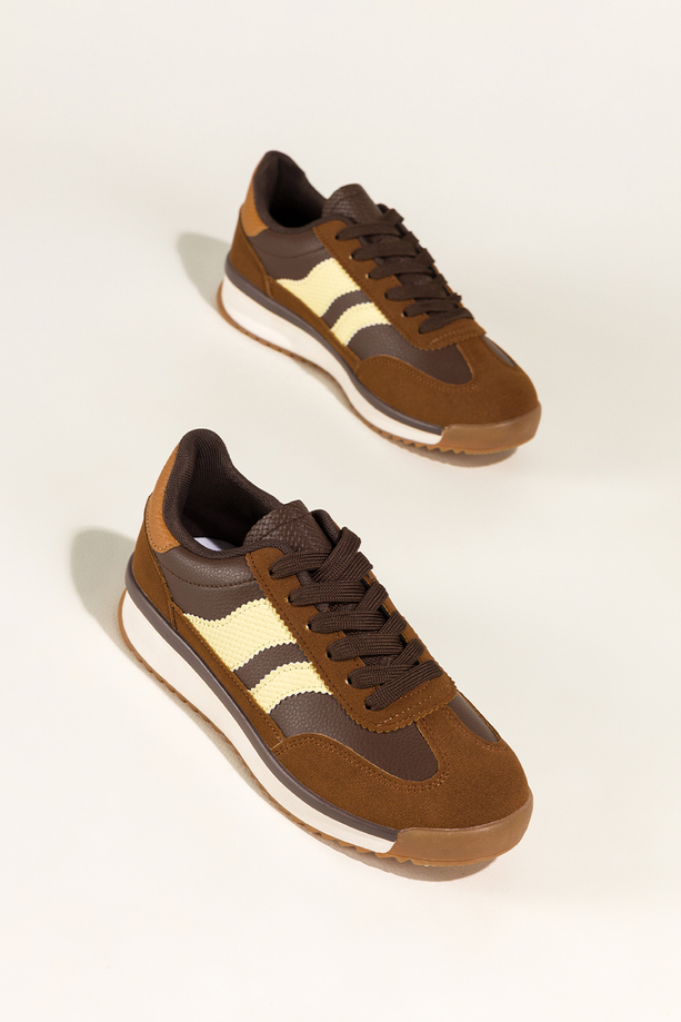 Camelowe sneakersy damskie buty sportowe na żłobionej podeszwie sznurowane beżowe wstawki Carla U76-692