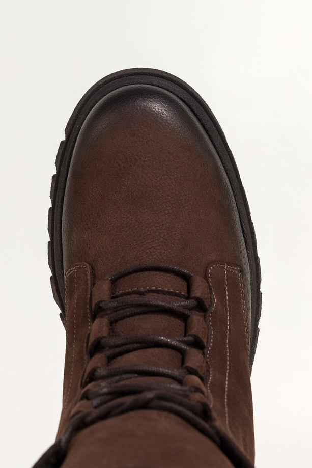 Czekoladowe botki skórzane damskie nubukowe workery z efektownym językiem na bieżnikowanej czekoladowej podeszwie sznurowane PRODUKT POLSKI Casu 8149