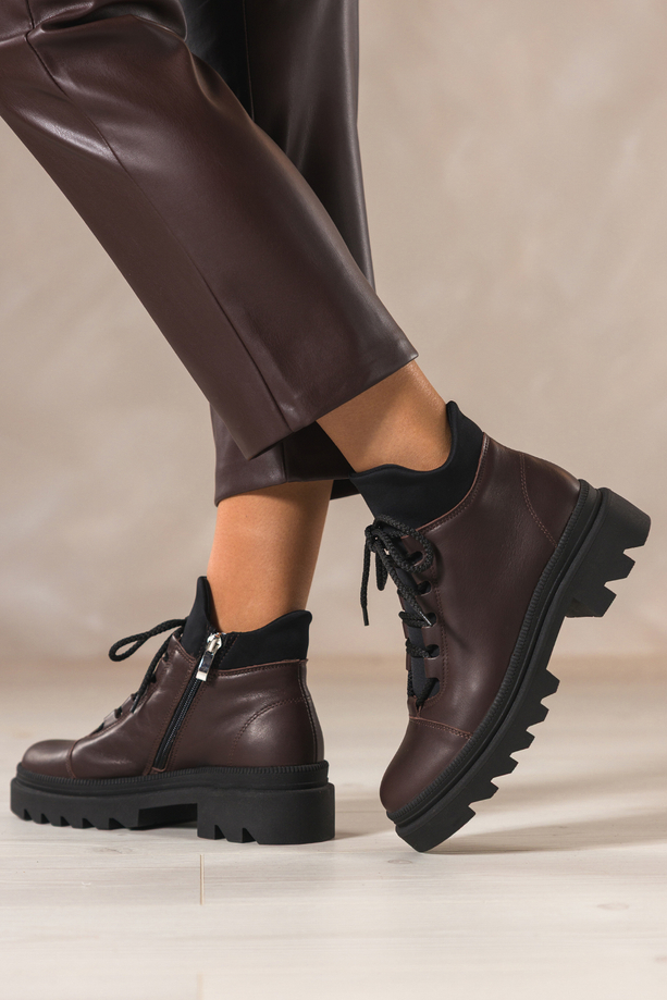 Czekoladowe botki skórzane damskie na bieżnikowanej podeszwie sznurowane PRODUKT POLSKI Casu A099
