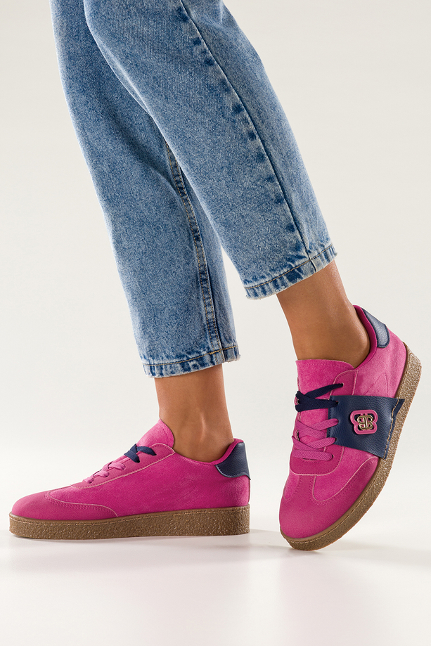 Fuksjowe sneakersy damskie buty sportowe na beżowej platformie podwójne sznurówki granatowe wstawki złota ozdoba Casu 0983