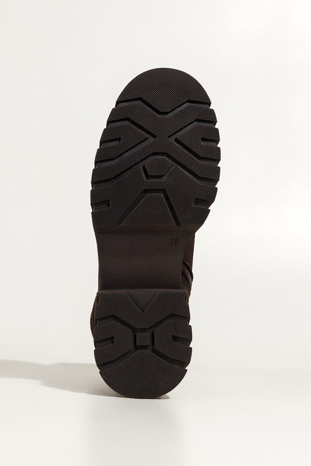 Czekoladowe botki skórzane damskie nubukowe na bieżnikowanej czekoladowej podeszwie sznurowane PRODUKT POLSKI Casu 8097