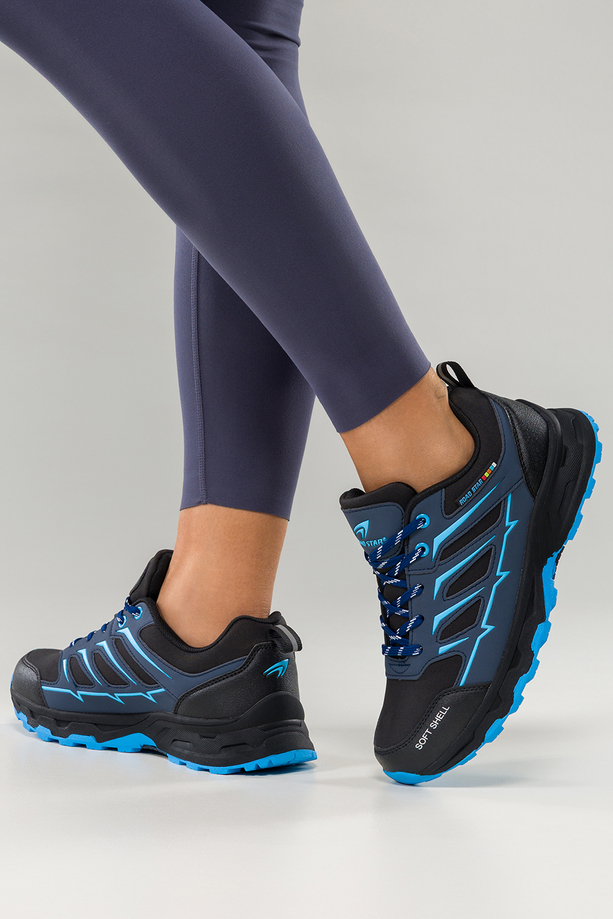 Czarne buty trekkingowe damskie buty sportowe na bieżnikowanej podeszwie sznurowane niebieskie wstawki softshell Casu 2408-2W