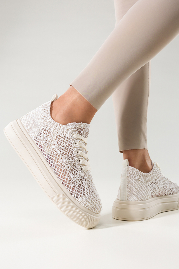 Kremowe sneakersy damskie creepersy koronkowe na platformie sznurowane Carla 6384-3