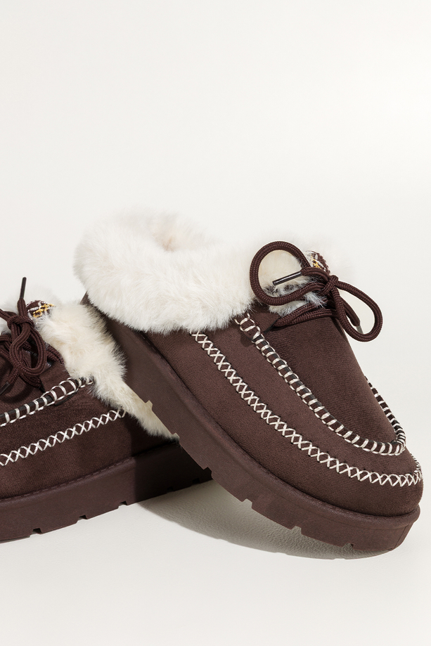 Czekoladowe kapcie damskie z futerkiem na bieżnikowanej platformie ozdobne przeszycia sznurówka Casu 0944