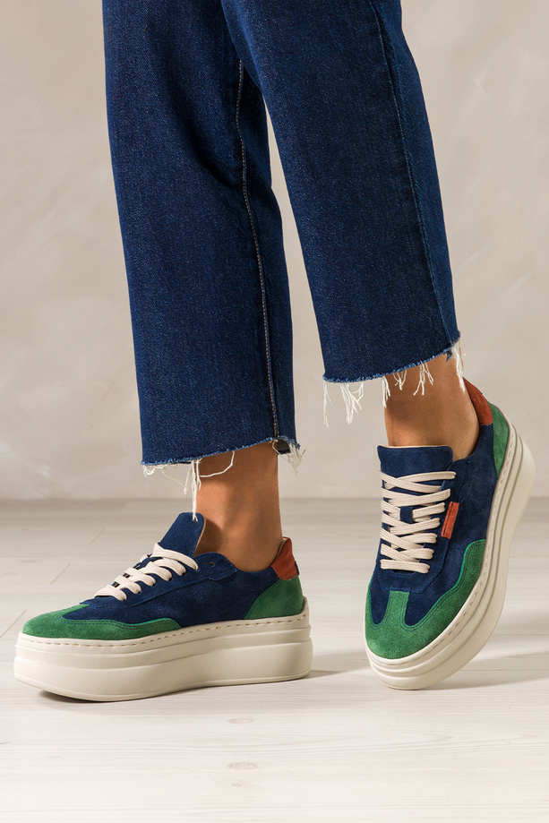 Granatowe sneakersy skórzane damskie buty sportowe na platformie z zielonymi i rudymi wstawkami sznurowane PRODUKT POLSKI Casu M8730H6