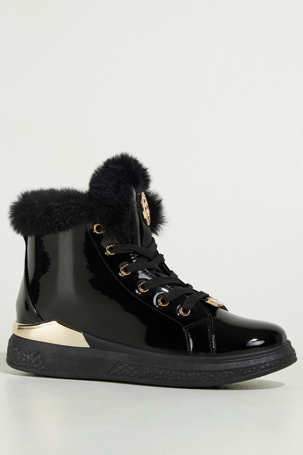 Czarne botki damskie lakierowane platforma ze złotym akcentem złota ozdoba na języku sznurowane Casu 6992-87